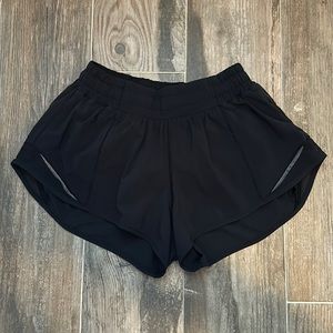 lululemon 2.5 inch hotty hot shorts